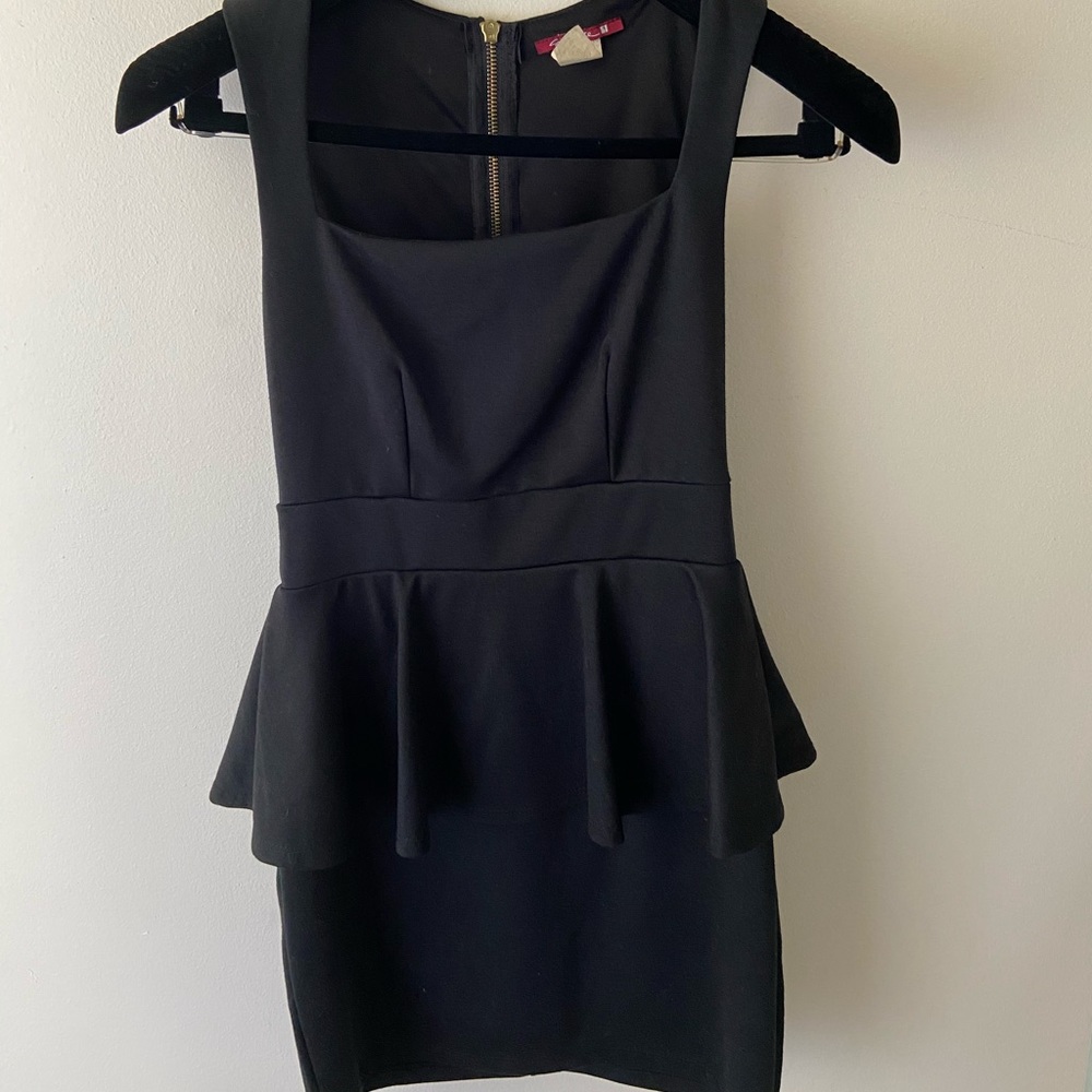 Black sleeveless peplum dress with scoop neck S